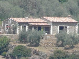 Highly insulated rustic Eco-homes utilising sustainable, locally sourced materials giving warm and comfortable, low maintenance homes with low running costs and low carbon footprints. Properties can be finished with stone external walls or a mix of stone, wood and paint-rendered walls.